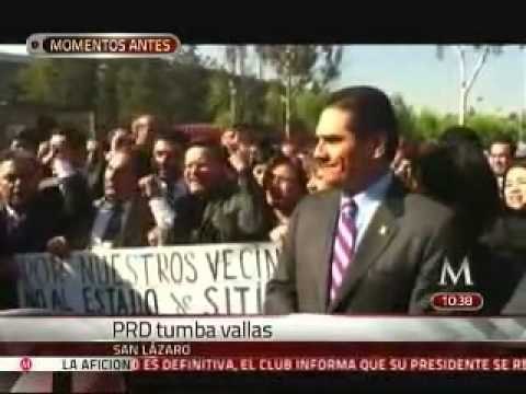 'Tumban' perredistas vallas en San Lázaro