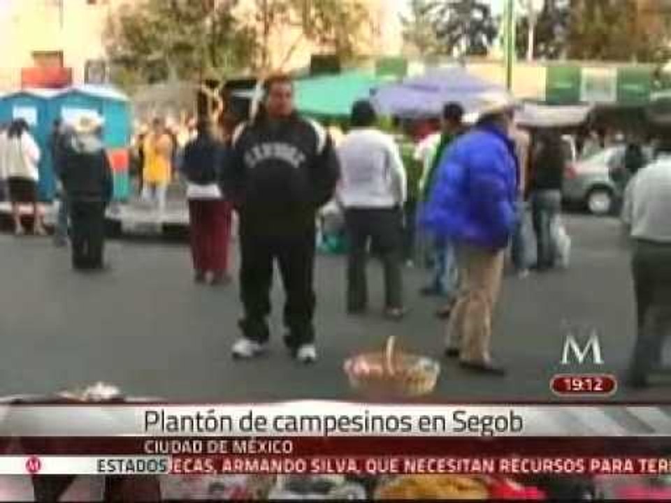 Campesinos instalan plantón en Segob