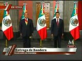 Ceremonia de entrega de bandera; simboliza cambio de poder entre Calderón y Peña