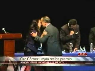 Recibe Ciro Gómez Leyva reconocimiento por análisis político