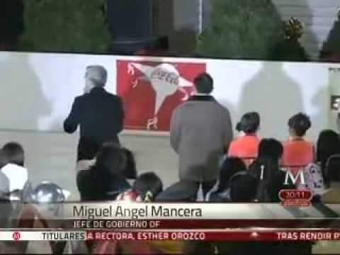 La primera vez de Mancera en el Zócalo ; inaugura pista de hielo