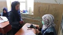 جریان رای دهی در یک مرکز مخصوص بانوان در شهر مزار شریفویدیو: میرویس بیژن – صدای امریکا