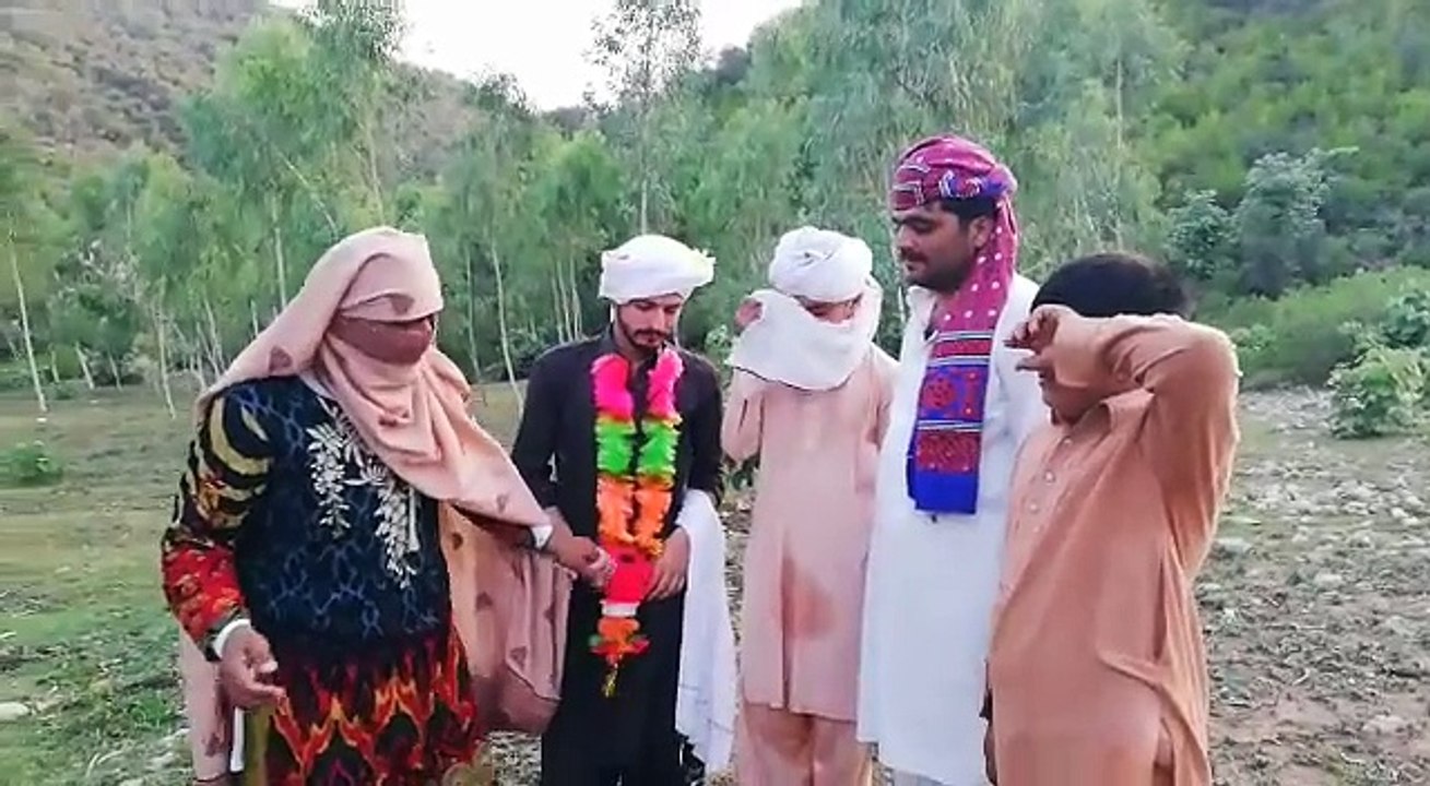 funny act of heirs on departure of bride from family