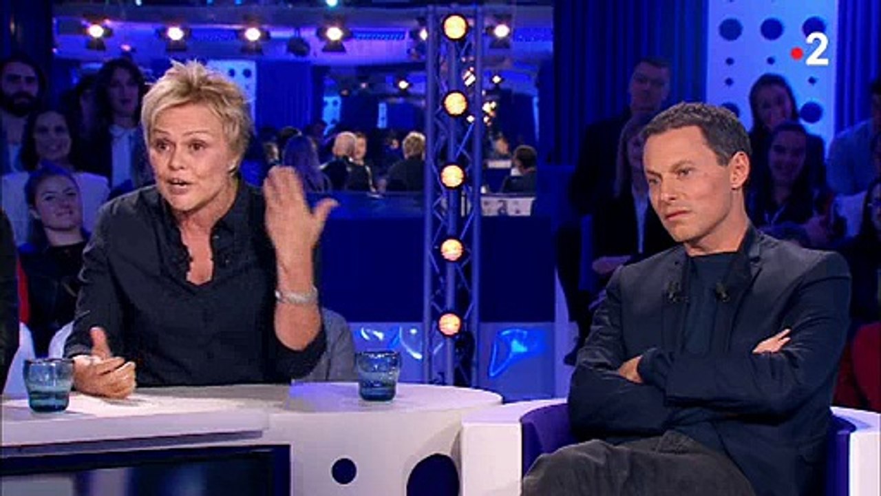 "Je vous trouve grotesque" lance Muriel Robin à Yann Moix, ajoutant "si vous quittez le plateau ça fera plaisir à du monde !"