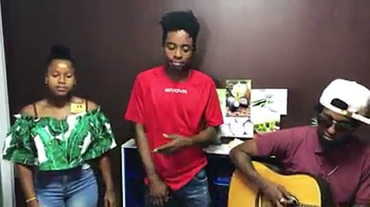 Petit cadeau de May’Salon: La chanson Cœur Brisé de StaCo Stabel feat Kitoko   accompagné à la guitare par Wesley Le Mignon. Encore une fois tout près de vous t