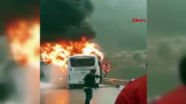 Futbolcuları taşıyan midibüs seyir halinde alev alev yandı