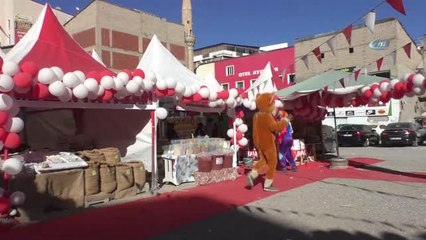 Ekmeğini Pirinç Üzerine Kazıdığı İsimlerden Kazanıyor