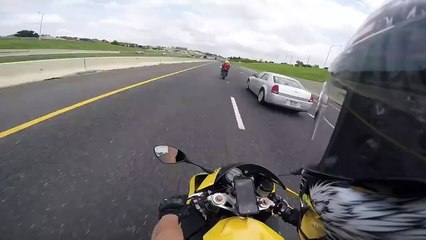 Un Motard se fait doubler à 300 km/h