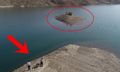 Mezarlara yaklaşamıyorlar... Uzaktan bakarak dua ediyorlar