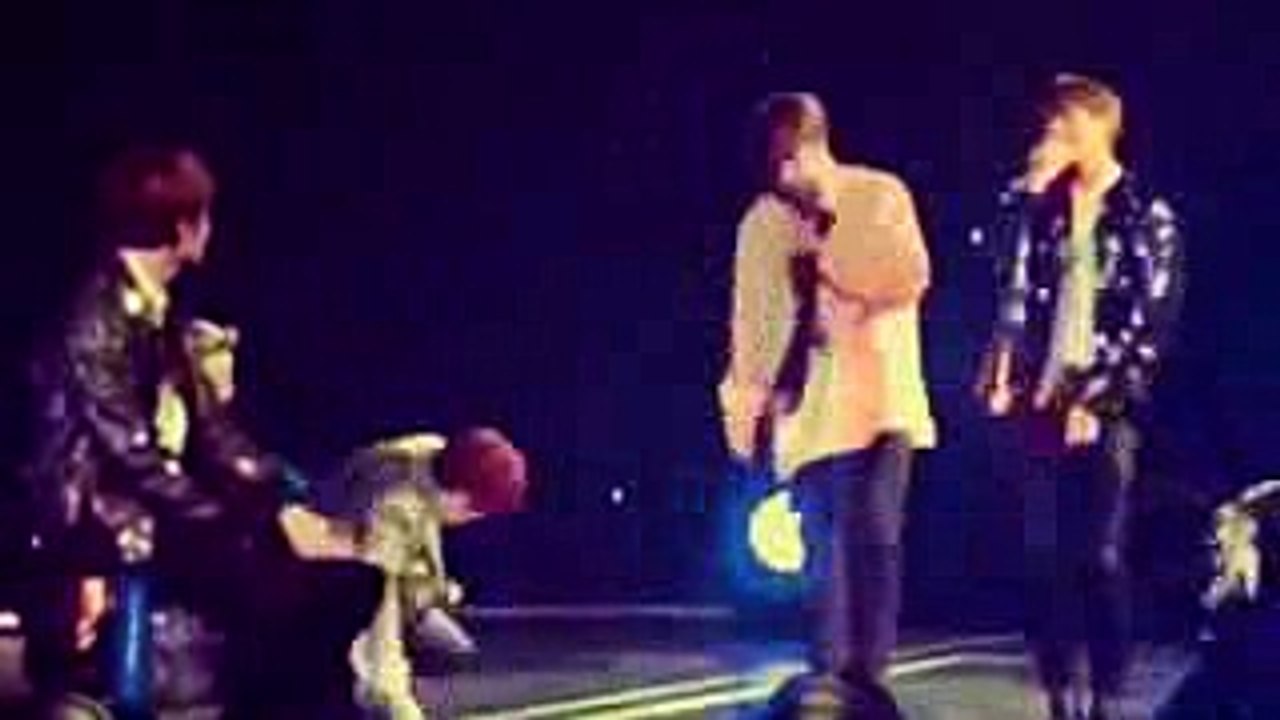 Jungkook's leg hurt , Taehyung singing Don't worry my love. Vkook in London