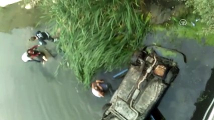 Nehre düşen araçtaki anne, baba ve bebeği kurtardı - AMASYA