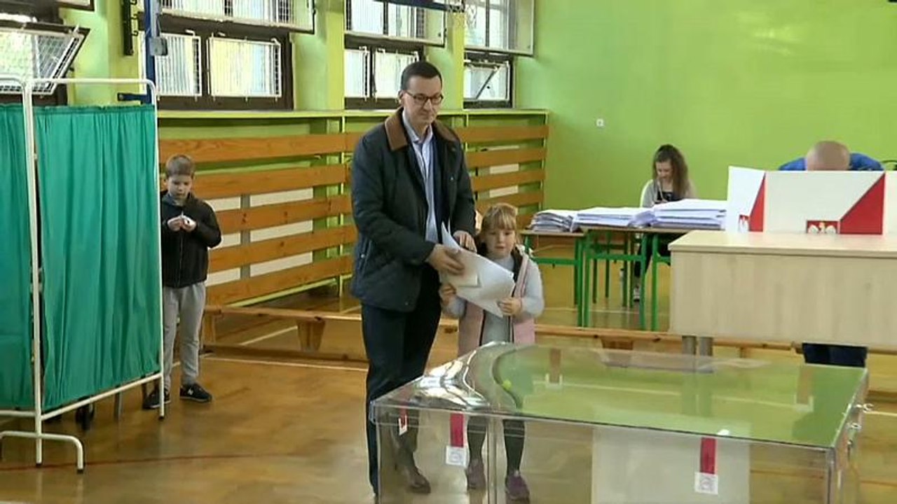 Πολωνία: Το κυβερνών κόμμα νικητής των περιφερε...
