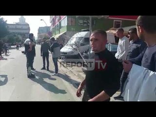 Reprot TV - Fier, po udhëtonte me motor, plagoset gruaja pasi u përplas nga Benz-i