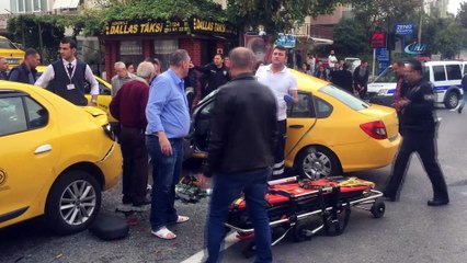 Motorize yunus ekipleri ile taksi çarpıştı, ortalık savaş alanına döndü: 3 yaralı