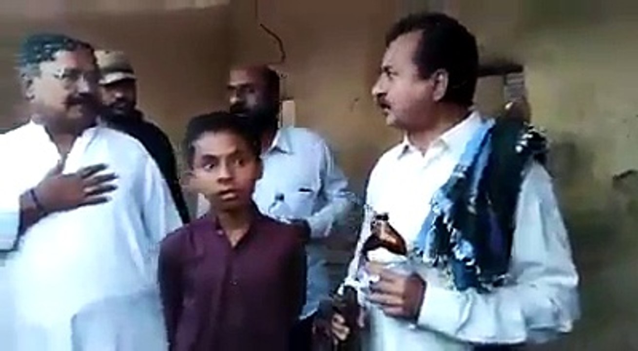 یہ ہے تبدیلی.. پی ٹی آئی ایم پی اے حلیم عادل شیخ کا بھیس بدل کر شراب خانے پر چھاپہ بچوں کو شراب کی فروخت کی جارہی تھی