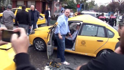 Yunus polisleri taksi ile çarpıştı: 3 yaralı