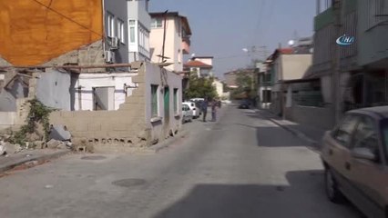 Yaşlı Kadının Cadde Ortasında Kalan Evini Yıkıp Yeni Ev Yaptılar