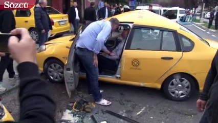 Polis motosikleti taksi ile çarpıştı: 3 yaralı