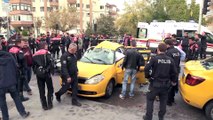 Motosikletli polis timiyle taksi çarpıştı: 3 yaralı - BURSA