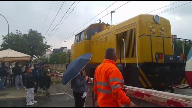 Andria, si chiude sotto la pioggia il passaggio a livello di viale Gramsci: è un convoglio che traina un altro treno