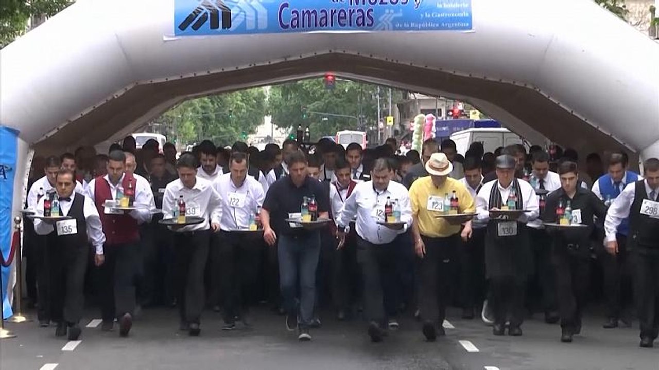 Empregados de mesa "correm" pelas ruas de Bueno...