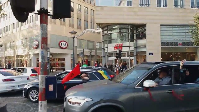 Les invités d'un mariage font des dérapages sur le rond-point Opéra à Liège