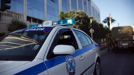 Ο Ρουβίκωνας επιτίθεται στην πρεσβεία του Καναδά (video)