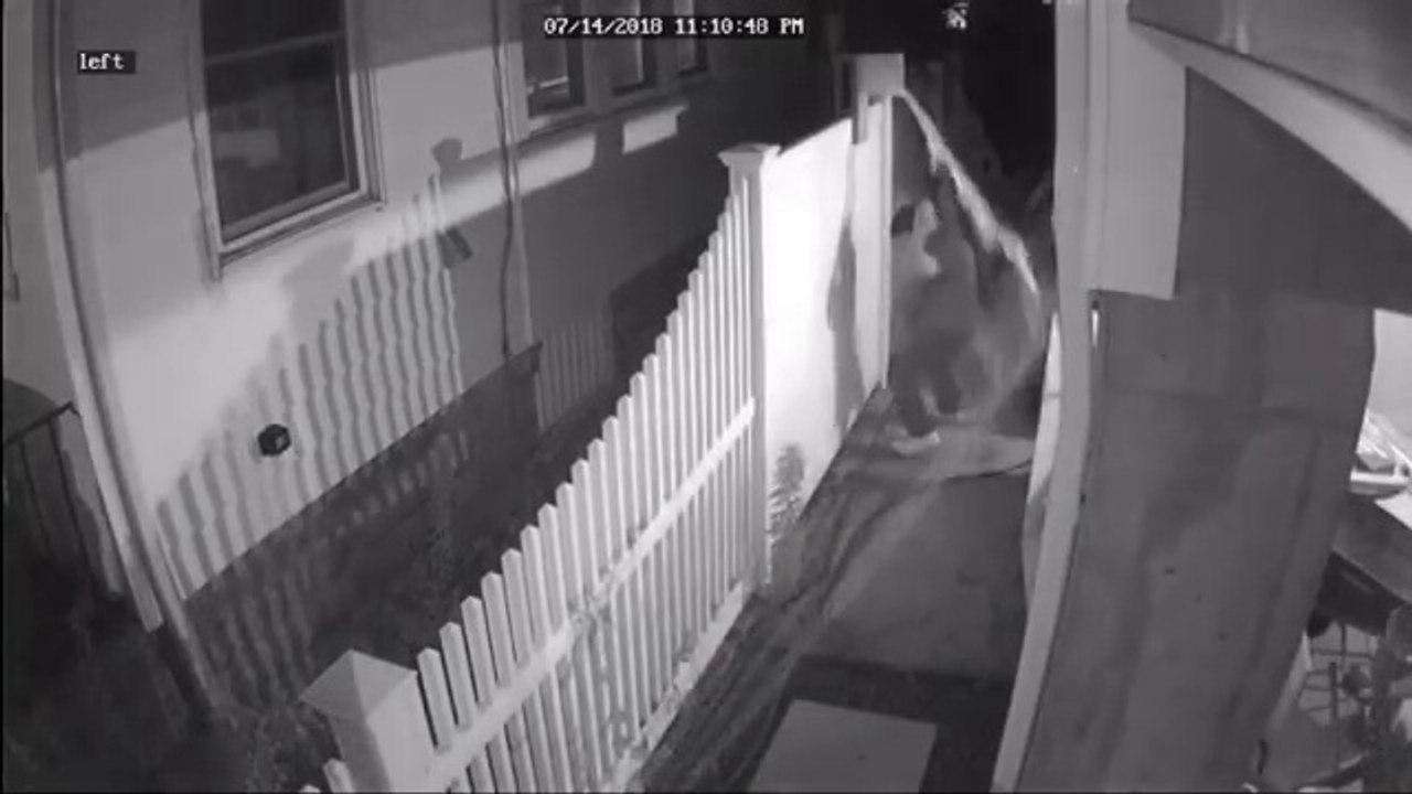 Il installe une douche automatique pour les gens qui viennent uriner dans le passage