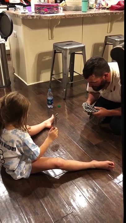 Blague : Une petite fille pense qu'elle va poignarder son père