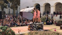 Le cirque burlesque du Trium virage par le trio Héraclès dans le cloître des Ursulines