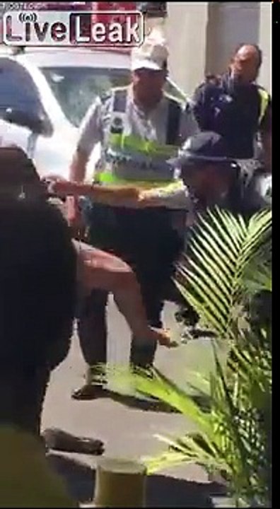Kızı yaka paça göz altına almak