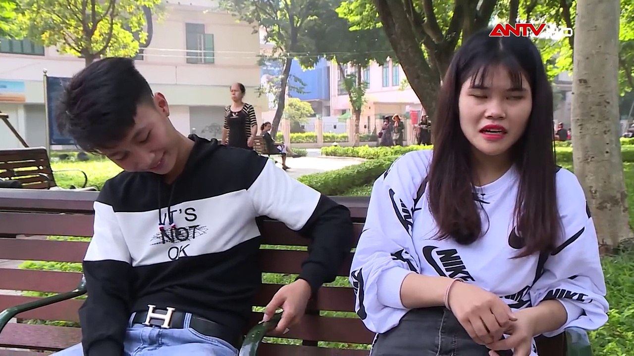 20/10 cô gái trẻ đòi bạn trai nghèo tặng Iphone xs và cái kết rơi lệ | Kỹ năng sống |Camera giấu kín