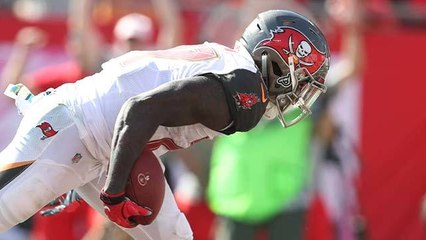 Ronald Jones races to first down after short catch