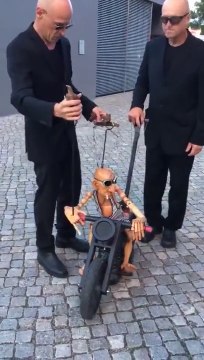 Ces 2 marionnettistes sont des génies! Quel talent