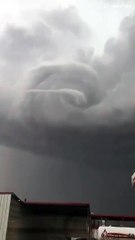 Un tourbillon impressionnant se crée en plein orage
