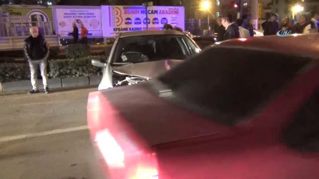 Alkollü Sürücü Kırmızı Işıkta Bekleyen Araca Çarptı: 1 Ağır Yaralı