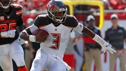 Jameis Winston somehow avoids sack to gain 5 yards