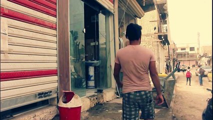 فلم قصير(مأساه الفقيرالعراقي)اخ يطرد اخاه لان(يشتغل عمالة) لكن ماذا حدث في النهاية