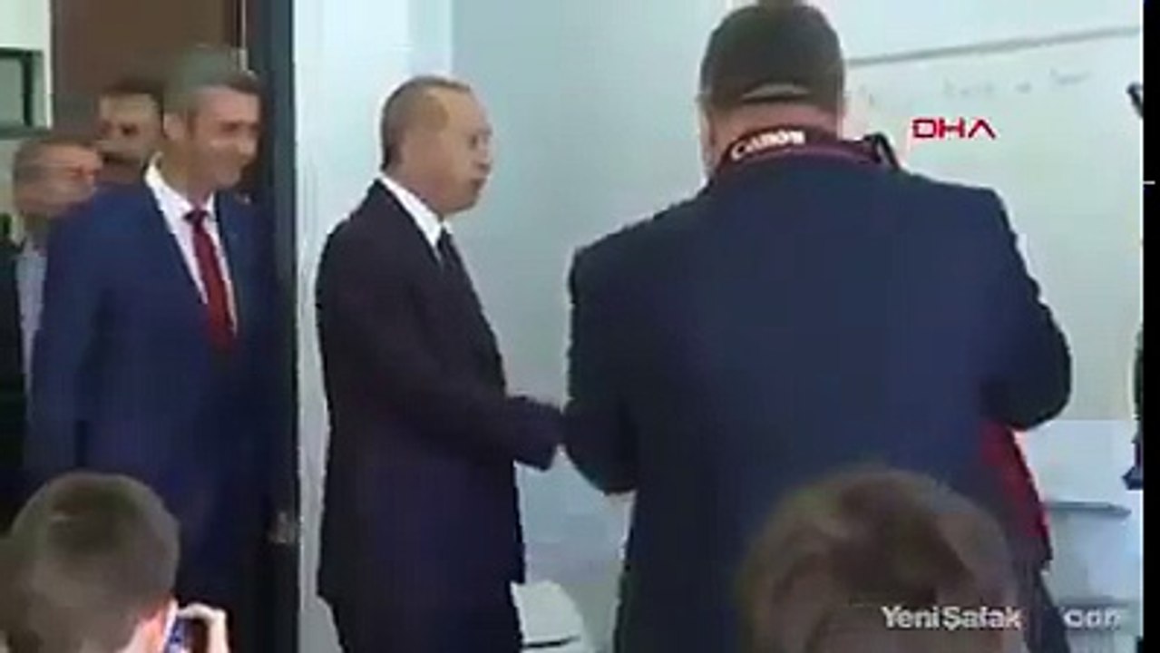“تذكروا كلماتي هذه”.. “شاهد” هكذا رد أردوغان على معلمة أرادت تقبيل يدهفقد توجه “أردوغان” للطلبة وللمعلمة موجها لهم نصيحة، قائلا:” لا تقبلوا يد أحد سوى آبائكم و