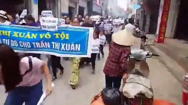 21/10/2017 Đông đảo bà con giáo xứ Cửa Sót đã tuần hành đến ủy ban xã Thạch Kim, huyện Lộc Hà, tỉnh Hà Tĩnh