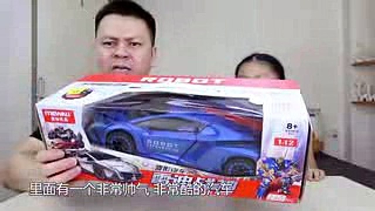 父女试玩超炫酷的“变形金刚”，大神手一挥，就会变形为汽车人