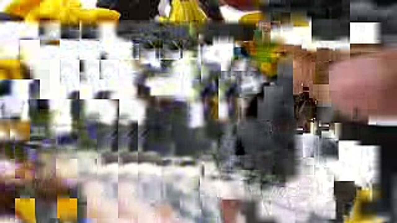 两个变形金刚因为美味的零食打了起来
