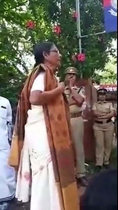 ഈ 'അമ്മ ശബരിമലയിലെ  പോലീസുകാരനോട്  ചോദിക്കുന്നത്  കേട്ടോ