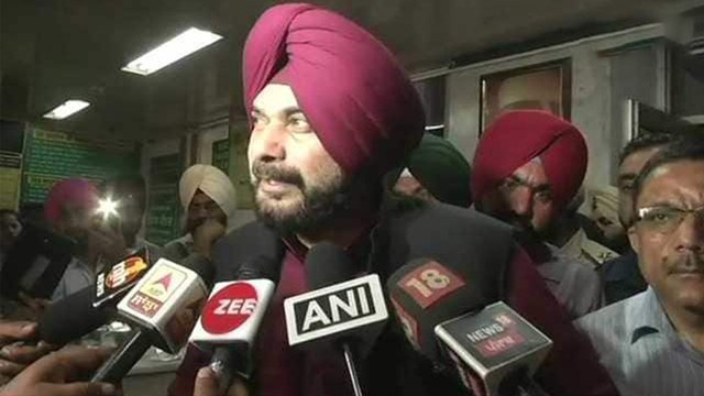 Amritsar Train Accident पर Driver को मिले Clean Chit पर भड़के Navjot Singh Sidhu | वनइंडिया हिन्दी