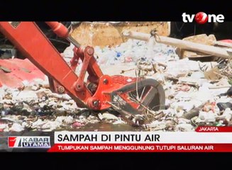 Tumpukan Sampah Tutupi Pintu Air Manggarai