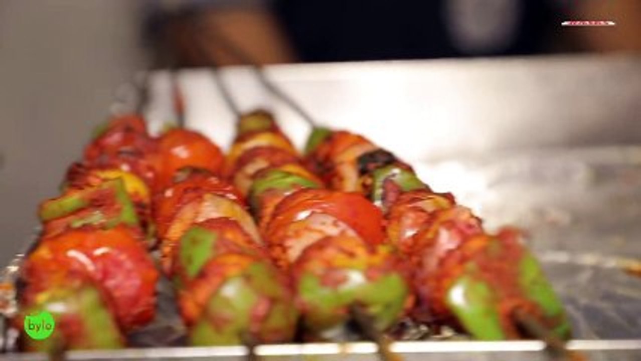 Legendar Kebab Place in Mumbai || Celebrity Fav Street Food || Bade Miyan Kebabs