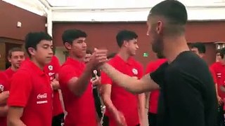 ¡Buenísima visita ! El defensa del Toluca, Osvaldo González, fue al hotel de concentración de #LaRojaSub17, que está compitiendo en el Torneo Cuatro Naciones