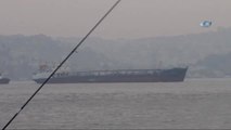 Arızalanan Gemi İstanbul Boğazı'ndan Römorkörlerle Geçirildi