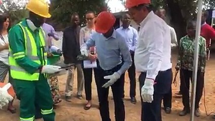 Confere o momento em que o PCE do BCI, Paulo Sousa, e o Governador da Província de Nampula, Vítor Borges, assentam a 1ª pedra da futura agência de Mecubúri, no