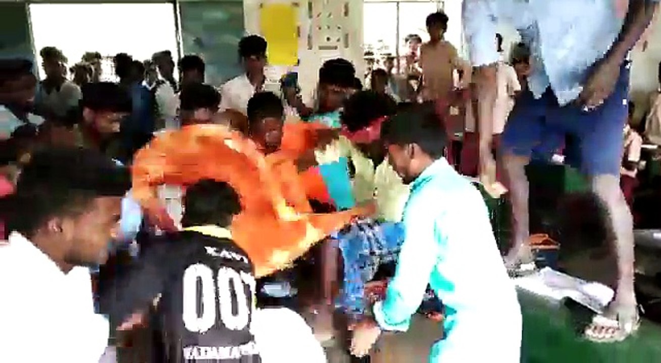 பாலியல் தொல்லைத் தந்த ஆசிரியரை அடித்த கிராமத்தினர்